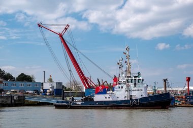 Cuxhaven, Niedersachsen Almanya - 05 02 2018: Cuxhaven limanındaki römorkör.