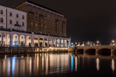 Hamburg, Almanya - 127 2022: Hamburg Alsterarkaden 'ın gece çekimleri.