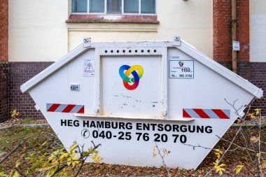 Hamburg, Almanya - 12 03 2022: Hamburg Entsorgung HEG 'den molozlar için yakın plan