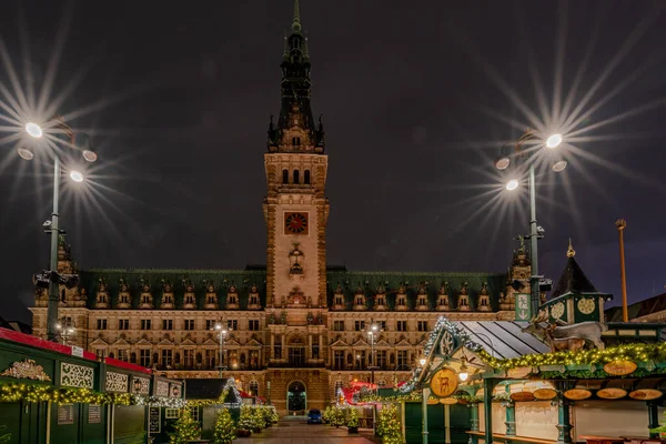 Hamburk Německo 2022 Noční Pohled Radnici Hamburku Vánočním Trhem Vepředu — Stock fotografie