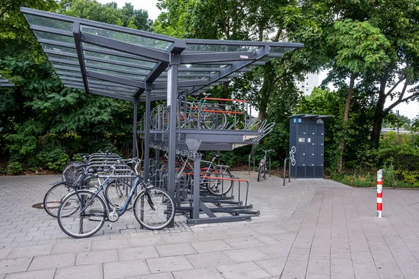 德国汉堡 2022年05月07日 汉堡新维登塔尔火车站的一座两层覆盖自行车停放设施 — 图库照片