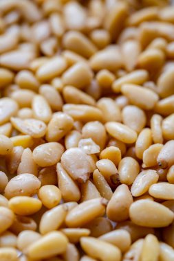 Soyulmuş çam fıstığına yakın çekim