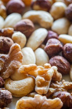 Farklı fındıklar yığınına yakın çekim