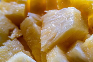 Taze kesilmiş ananas parçalarının yakın çekimi.