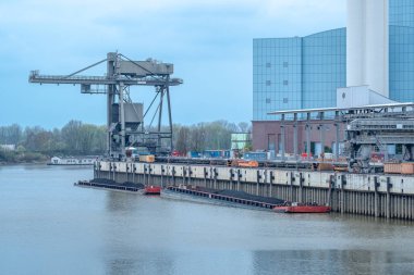 Hamburg, Almanya - 04: 15: 2023: Hamburg 'daki Tiefpile termik santralinin iskelesinde bulunan kömürlü mavnalar boşaltılacak