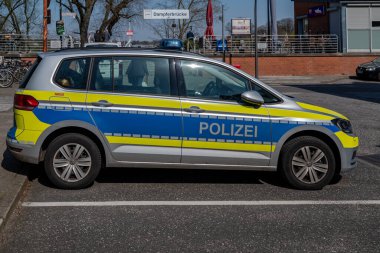 Hamburg, Almanya - 04 17 2023: Hamburg 'da park halindeki bir Alman polis aracının yan görüntüsü.