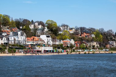 Hamburg, Almanya - 04 17 2023: Elbe sahilindeki deniz manzarası ve Hamburg 'daki evler