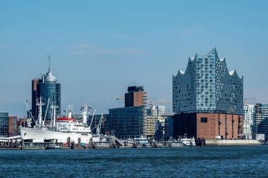 Hamburg, Almanya - 04 17 2023: Elbphilharmonie 'deki sudan ve Hamburg' daki gemi kaptanı San Diego 'dan görüntü
