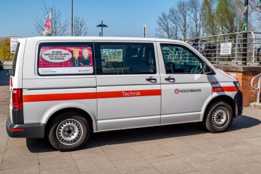 Hamburg, Almanya - 04 17 2023: Hamburger hochbahn bir teknoloji otobüsü görüntüsü