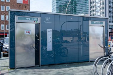 Hamburg, Almanya - 05 04 2023: Hamburg 'da Berlner Tor tren istasyonunda modern bir umumi tuvalet manzarası