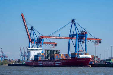 Hamburg, Almanya - 04 17 2023: Burchardkai 'deki Hamburg limanında bulunan Ing motorlu konteyner gemileri Stellar' ın görüntüsü.