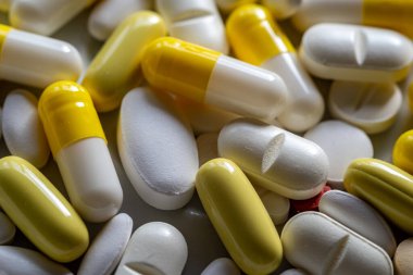 Kapsül ve tablet olarak çeşitli ilaçların kapatılması