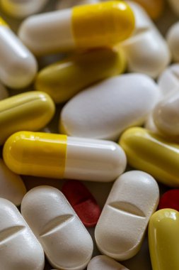 Kapsül ve tablet olarak çeşitli ilaçların kapatılması