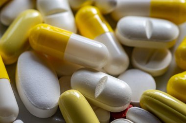 Kapsül ve tablet olarak çeşitli ilaçların kapatılması