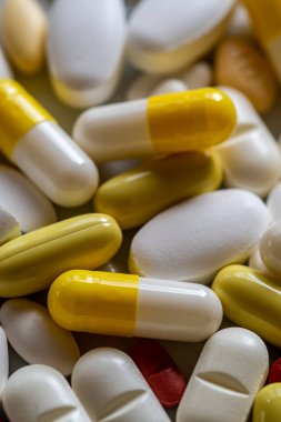 Kapsül ve tablet olarak çeşitli ilaçların kapatılması