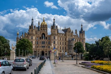 Schwerin, Mecklenburg-Vorpommern Almanya, 07 06 2023: Bulutlu bir yaz gününde Schwerin Kalesi 'ne giden yol boyunca görüş.