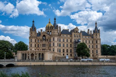 Schwerin, Mecklenburg-Vorpommern Almanya, 07 06 2023: Mavi bulutlu gökyüzü karşısında Schwerin Kalesi 'ne bakın.