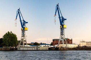 Hamburg, Almanya - 09 06 2023: Blohm und Voss 'un 17. rıhtımdaki su manzarası.