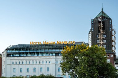 Hamburg, Almanya - 09 06 2023: Hafen Hamburg Oteli 'nin altından mavi gökyüzüne karşı görüş