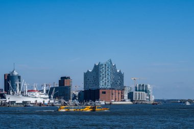 Hamburg, Almanya - 04 17 2023: Elbphilharmonie ve Cap San Diego ile Hamburg limanının manzarası