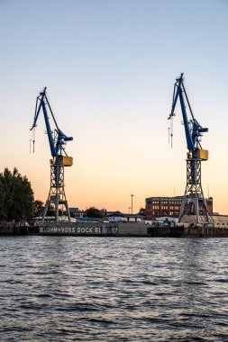 Hamburg, Almanya - 09 06 2023: Hamburg limanında gün batımında iki turna görüntüsü.