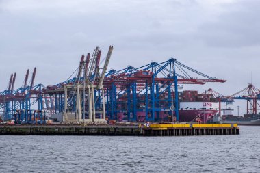 Hamburg, Almanya - 01: 23 2024: Sudan Hamburg 'daki Burchardkai konteyner terminaline bakın