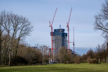 Hamburg, Almanya - 02: 29 2024: Hamburg 'daki Elbtower' ın şantiyesinden görüş.