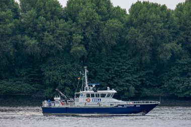 Hamburg, Almanya - 05: 25 2024: Hamburg yakınlarındaki Alman gümrük gemisi Glckstadt 'ın görüntüsü 