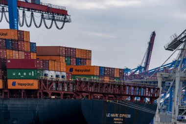 Hamburg, Almanya - 05: 25 2024: Arkasında konteynır ve vinç bulunan bir konteynır gemisinin kıç görüntüsü