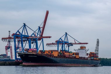 Hamburg, Almanya - 05: 25 2024: Burchardkai konteyner terminalindeki Hamburg limanındaki Le Havre Express konteynır gemisinin görüntüsü.