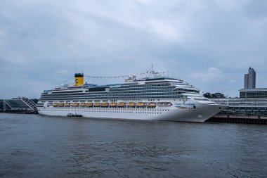 Hamburg, Almanya - 05: 25 2024: Hamburg Altona 'da demirlemiş Costa Favolosa yolcu gemisinin görüntüsü.