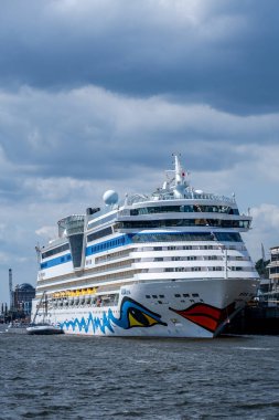Hamburg, Almanya - 08 10 2024: Hamburg limanındaki yolcu gemisi Aida Luna 'nın ön görüntüsü