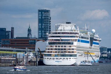 Hamburg, Almanya - 08 10 2024: Hamburg limanındaki demirli yolcu gemisi Aida Luna 'nın kıç tarafı