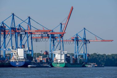 Hamburg, Almanya - 09 05 2024: Burchardkai terminalindeki Hamburg limanında iki konteyner gemisinin görüntüsü