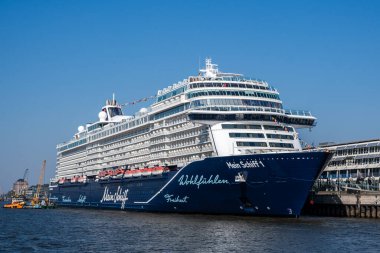 Hamburg, Almanya - 09 05 2024: Yolcu gemisi Mein Schiff 1, Hamburg limanına demir attı