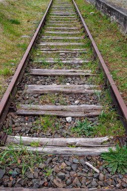 Eski paslı demiryolu rayları boyunca görüş
