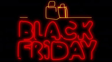 Karanlık ekranda neon paketlerle parlayan Kara Cuma tabelası. İndirimli internet afişleri için sezonluk reklamlar. Alfa kanallı 4k 'lık hareketli alışveriş tasarımı.
