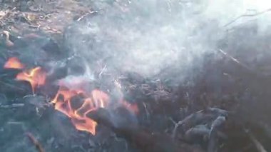 Duman içinde yanan bir çubuk. Savaş alanında meşale fırlatma kavramı. Orta kısımlarda simüle edilmiş savaşlar. Ateşle dolu HD video stoku.