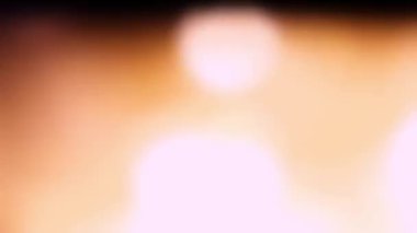 Parıldayan parazit ve çok renkli parlayan ampuller. Röflelerin ve bozulmaların etkisi. Örtüler için bulanık bokeh çelenk ve yaşam havası yaratmak. Parlak ışıklar.