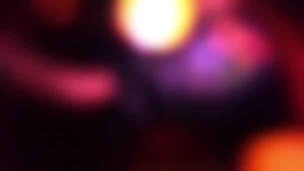 紫色的灯光在黑色的屏幕上闪烁着光芒 具有移动流型的模糊背景 具有轻度叠加效果的第4K卷视频 — 图库视频影像