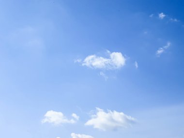 Mavi gökyüzünde beyaz bulutlar. Gökyüzü kompozisyonu olan stok fotoğrafı.