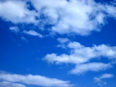 Mavi gökyüzünde beyaz bulutlar. Gökyüzü kompozisyonu olan stok fotoğrafı.