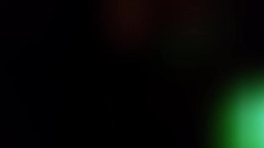 Siyah bir arka planda yanıp sönen ışıklar. Bir şarjörde patlamaları örtbas etmek için stok etkisi. 4k soyut video.