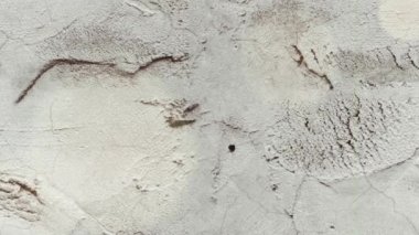 Felç ve tahıllı gri beton duvar. Bir kabataslak yüzeyin 4K stok görüntüsü.