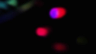 Siyah ekranda küçük mor noktalar ve mavi çizgiler olan bir işaret fişeği. Bulanık neon ışıltısı kaynakları. 4K 'da hisse kaplama etkisi.