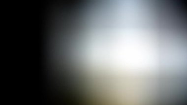 Siyah arka planda bulanık, çok renkli lambalar yanıp sönüyor. Patlama kaplaması için stok etkisi. Yaşam blog stili 4K. Hızlı hareket ile keskin ışıklandırma.