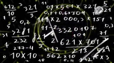 Siyah bir ekranda rakamsal kelimelerin ve karalamaların olduğu soyut video. Kaplama için taslak ögeleri içeren 4K stok videosu.