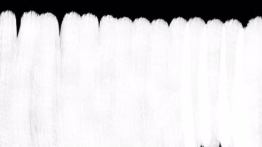 Siyah arkaplanda beyaz fırça darbeleriyle ekranı doldurmak. Stock 4k video çizim hareketi.