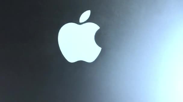 Apple Macbook Hava Bilgisayarı Parlayan Logoyla Açılıyor Dizüstü Bilgisayarla Stok — Stok video
