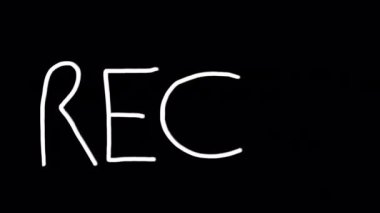 Siyah ekranda yanıp sönen kırmızı bir daire olan bir kayıt düğmesi. Video kaydı animasyonu. Bloglar için doodle biçimi ve alfa kanalı ile 4k içinde clip video stok.